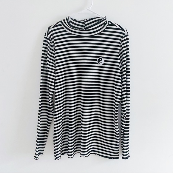 Hot Topic Tops - Hot Topic B+W Striped Yin Yang Top